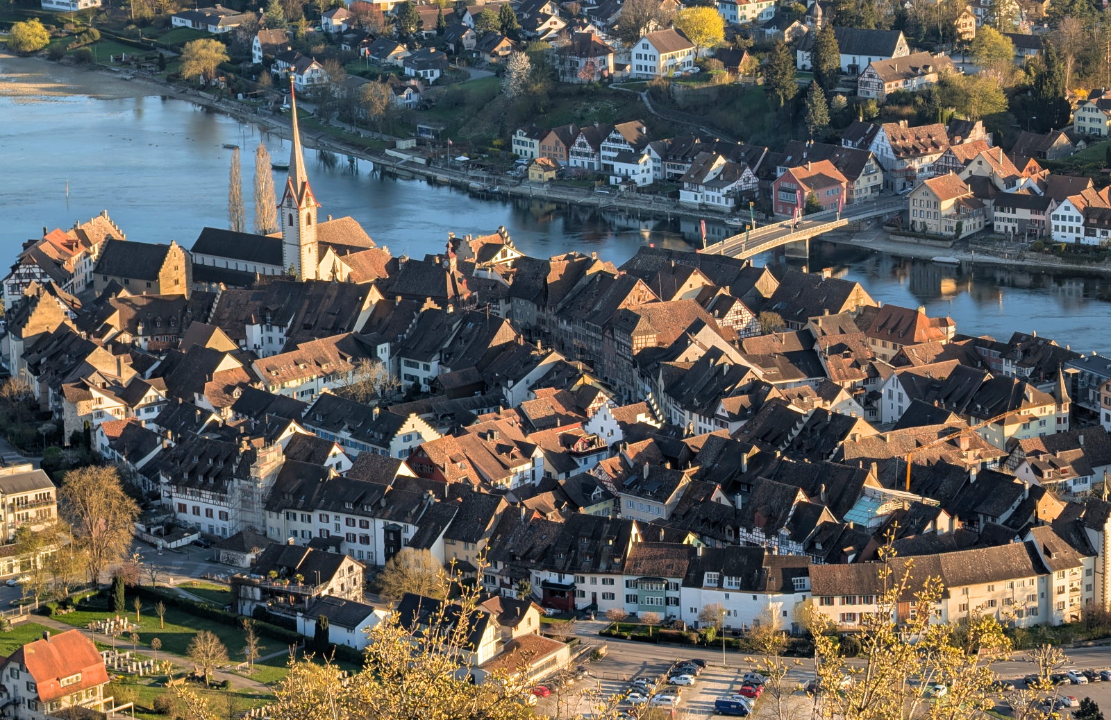 Die Altstadt Stein am Rhein im roten Licht der untergehenden Sonne. Von oben (Burg Hohenklingen) aus gesehen